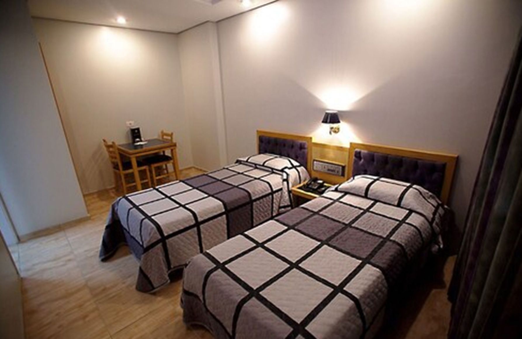 Minibar, värdeförvaringsskåp på rummet och mörkläggningsgardiner