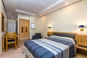 Standard-Doppelzimmer | Minibar, Zimmersafe, Verdunkelungsvorhänge, kostenloses WLAN