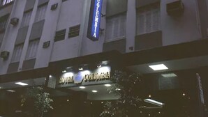 Un edificio de hotel con un letrero que dice "HOTEL COLONIA".