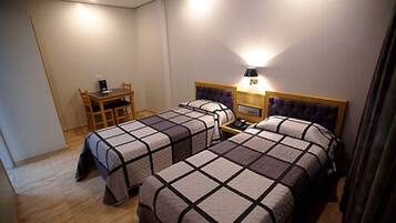 Quarto duplo standard, 2 camas de solteiro | Frigobar, cofres nos quartos, cortinas blackout, Wi-Fi de cortesia