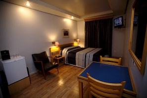 Standard Double Room | Bar mini, peti besi dalam bilik, langsir/tirai gelap terus