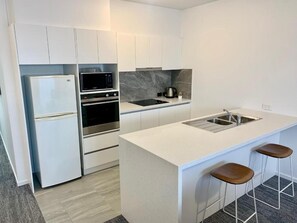 冷蔵庫、電子レンジ、オーブン、コンロ