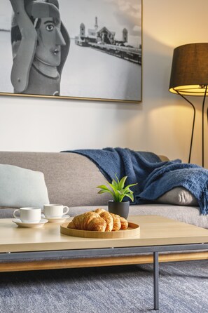 46 インチのテレビ (デジタル放送視聴可)、Netflix、Hulu