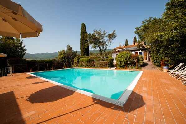 Piscina coperta, piscina all'aperto, ombrelloni da piscina