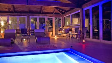 Innenpool, Außenpool, Sonnenschirme