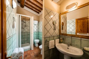 Family Apartment, 1 Bedroom | Bathroom | Free toiletries, hair dryer, bidet, towels