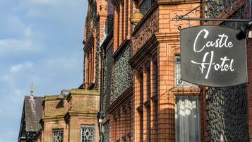 Un edificio con un cartel que dice 'Castle Hotel'.