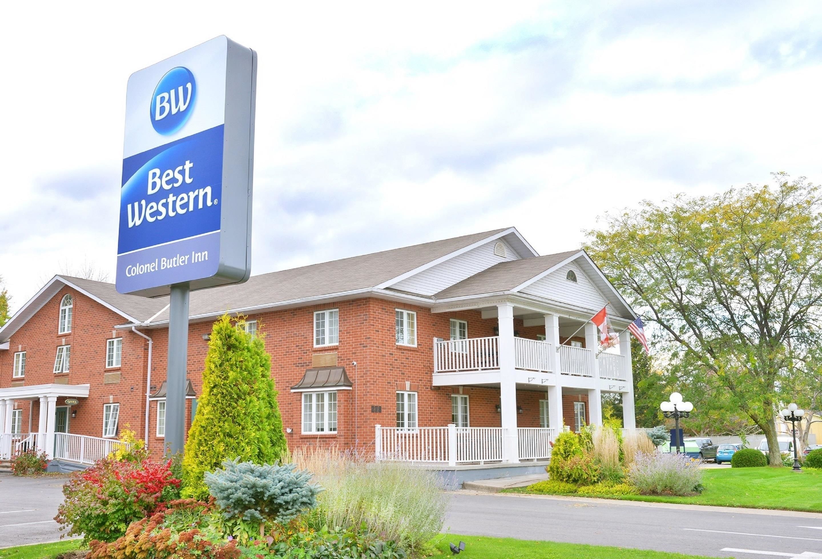 A Best Western hotel with a brick facade, multiple balconies, and a well-maintained lawn.