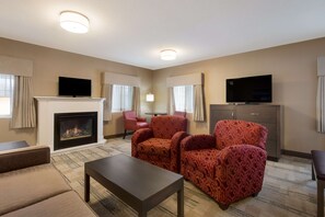 أغطية فراش متميزة وأسرّة بطبقة علوية مريحة وخزنة داخل الغرفة