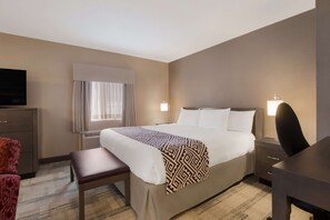 أغطية فراش متميزة وأسرّة بطبقة علوية مريحة وخزنة داخل الغرفة