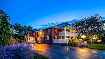 Fachada de la propiedad por la tarde o noche