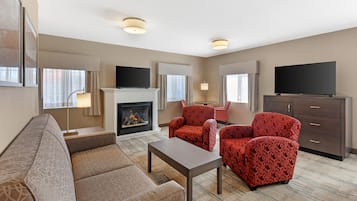 Phòng Suite, 1 giường cỡ king và sofa giường, không hút thuốc, lò sưởi (with Sofabed) | Bộ đồ giường cao cấp, nệm có lớp đệm bông, két bảo mật tại phòng