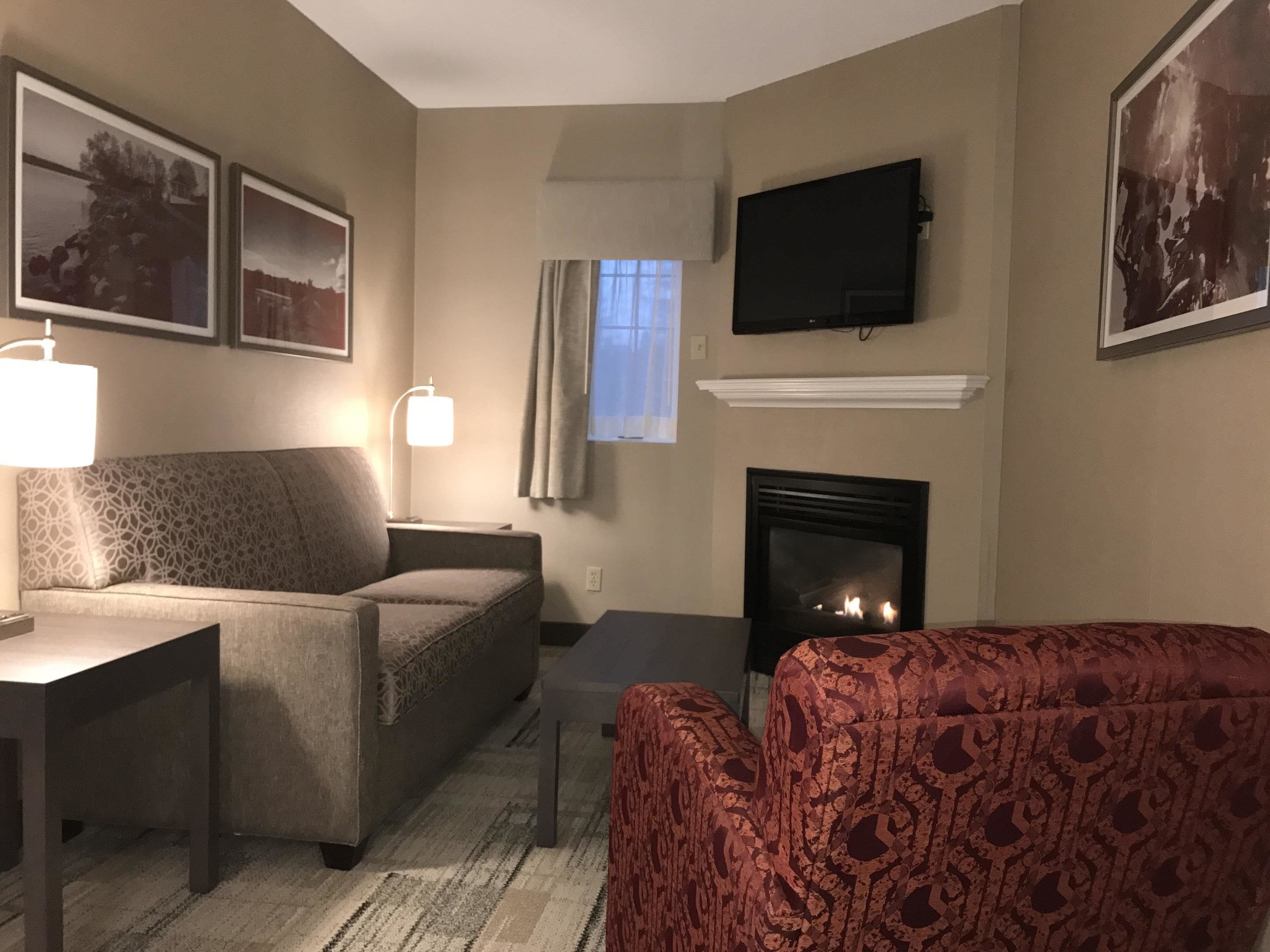 Phòng Suite Superior, 1 giường cỡ king và sofa giường, không hút thuốc (with Sofabed) | Bộ đồ giường cao cấp, nệm có lớp đệm bông, két bảo mật tại phòng 