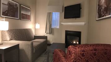 Phòng Suite Superior, 1 giường cỡ king và sofa giường, không hút thuốc (with Sofabed) | Bộ đồ giường cao cấp, nệm có lớp đệm bông, két bảo mật tại phòng