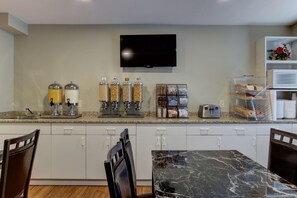 Free daily continental breakfast - Knights Inn Kamloops (Kamloops)