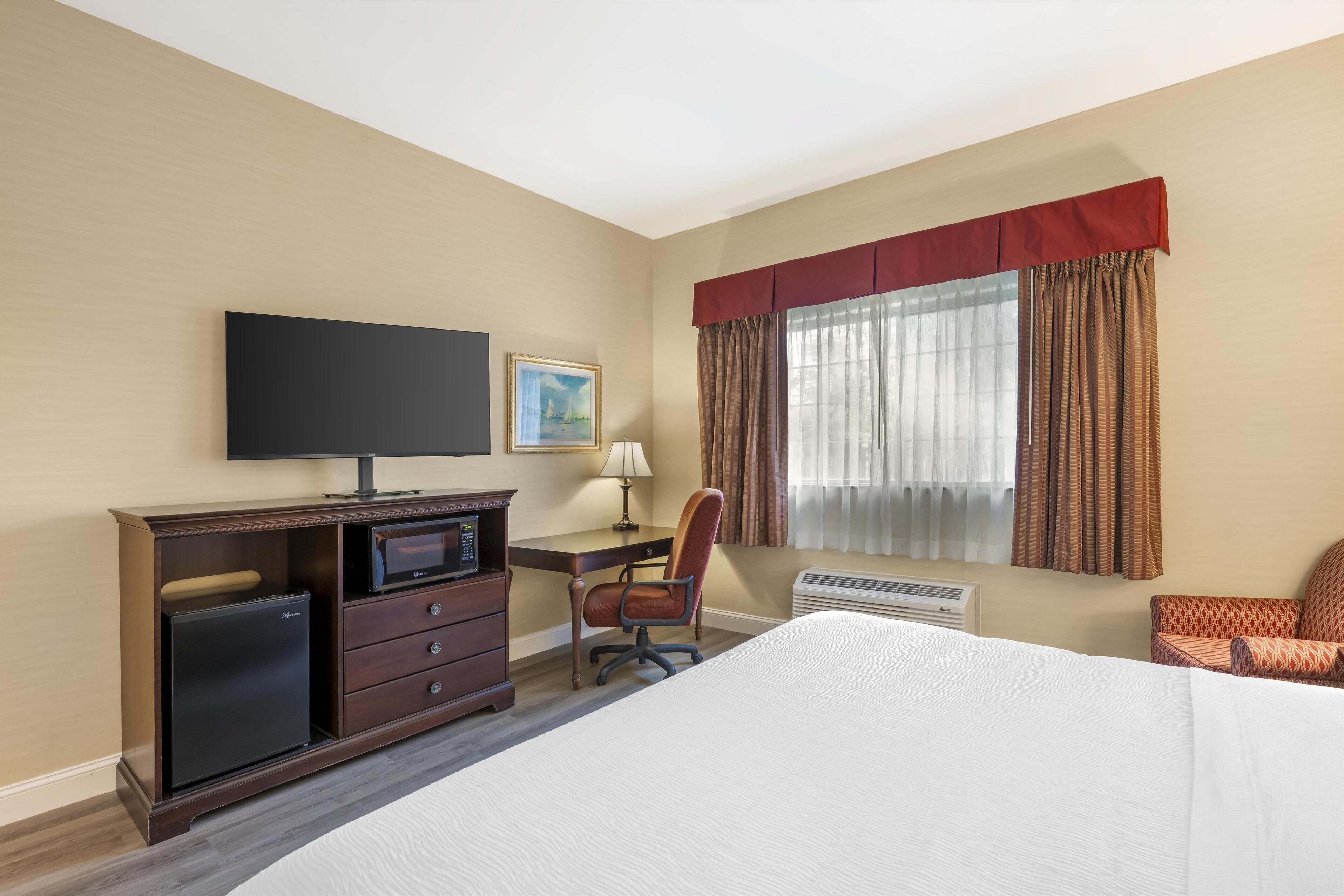 Premium bedding, in-room safe, laptop workspace, blackout drapes