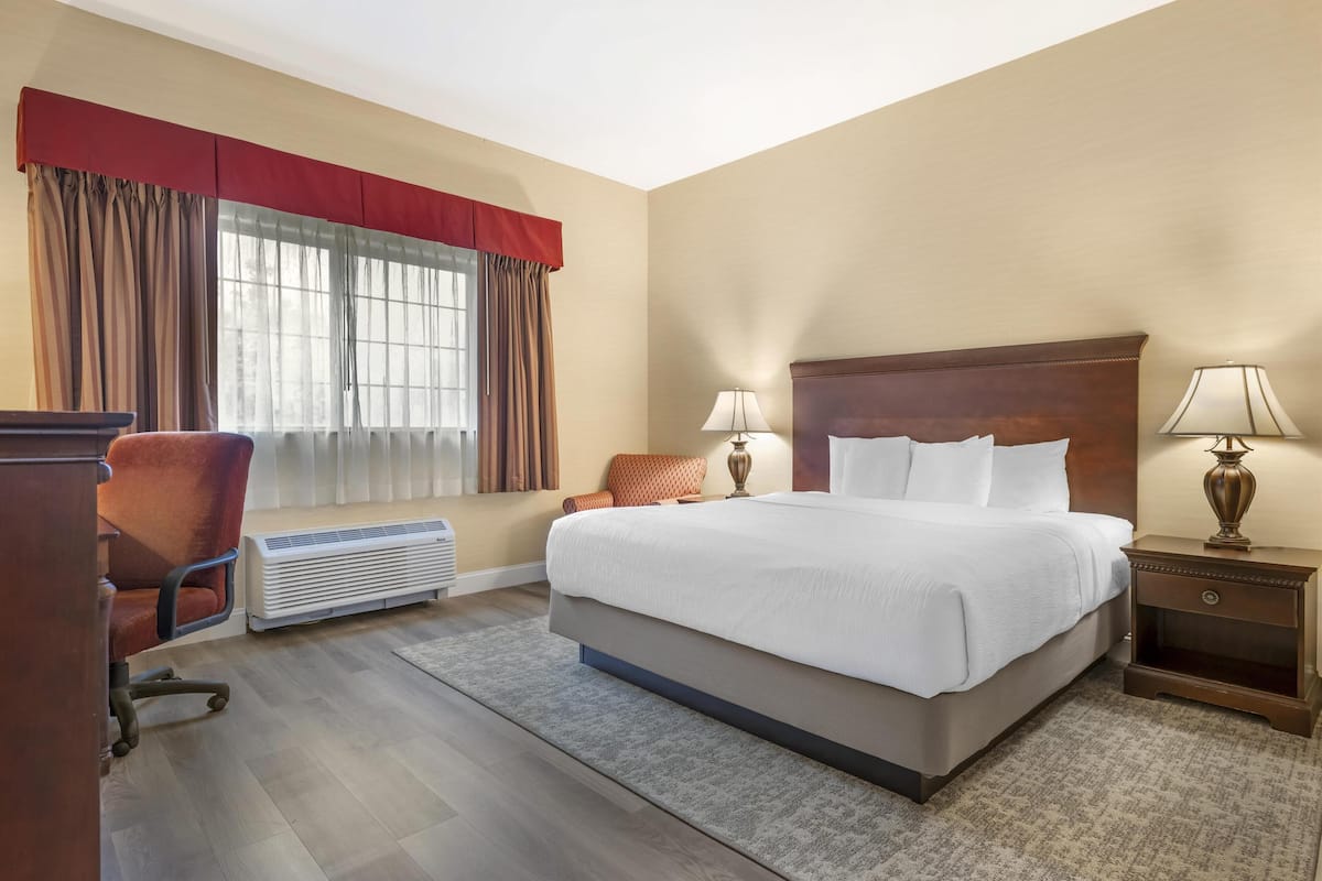 Premium bedding, in-room safe, laptop workspace, blackout curtains