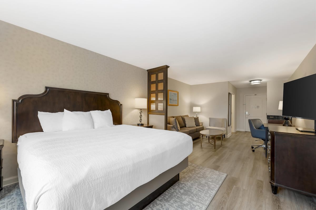 Premium bedding, in-room safe, laptop workspace, blackout curtains