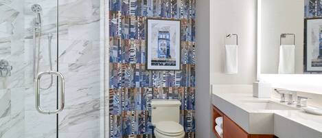 Ein Badezimmer mit Dusche, Toilette und Waschbecken.