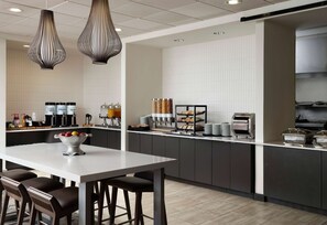 Tägliches Frühstücksbuffet (16.00 USD pro Person)