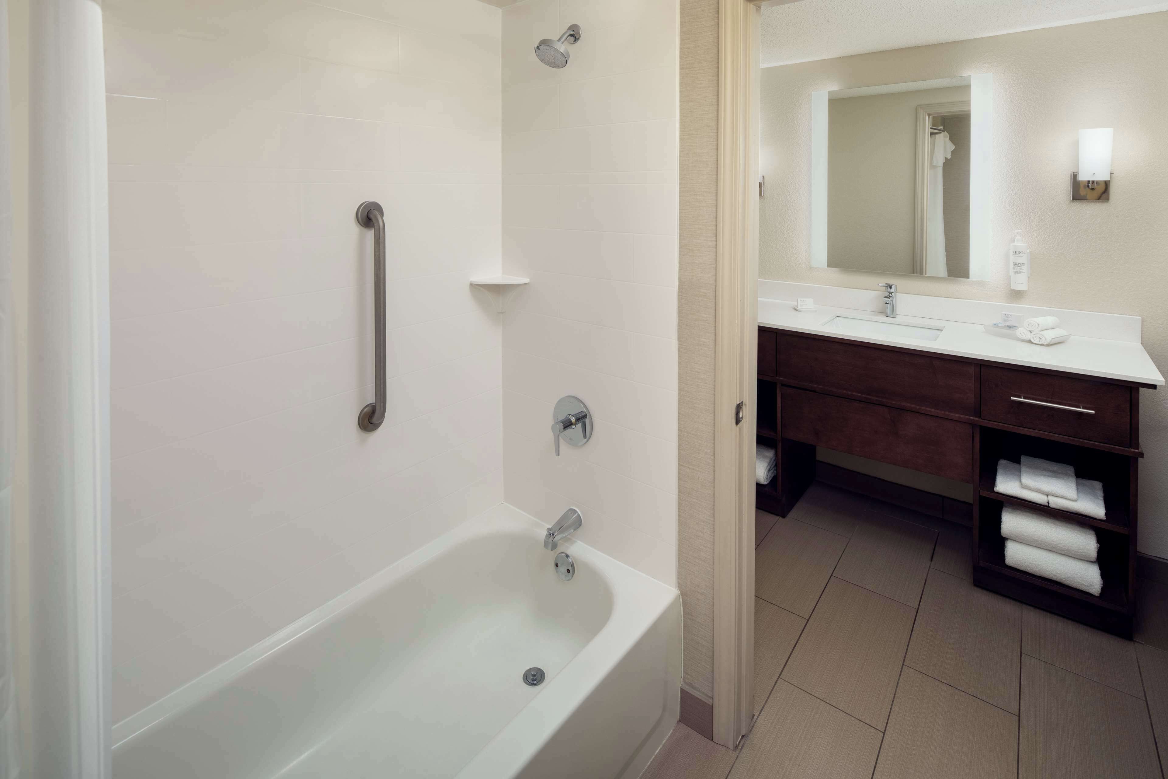 suite, 2 bedrooms | bathroom | combined shower/bathtub, free toiletries, hair dryer, towels