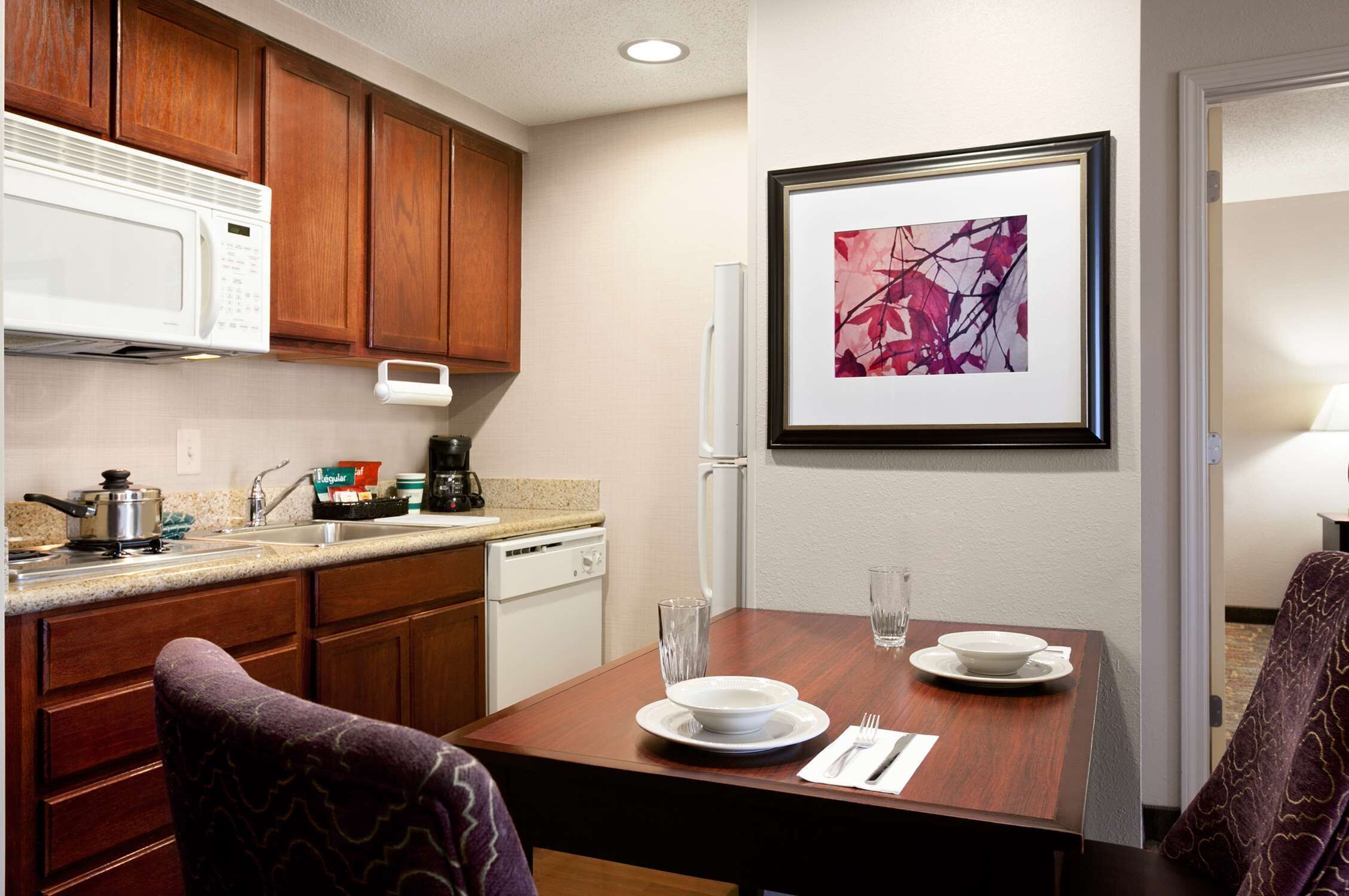 Private kitchen | Full-size fridge, microwave, coffee/tea maker, cookware/dishes/utensils