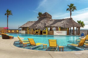 Outdoor pool, sun loungers - DoubleTree by Hilton Hotel Galveston Beach (Galveston)