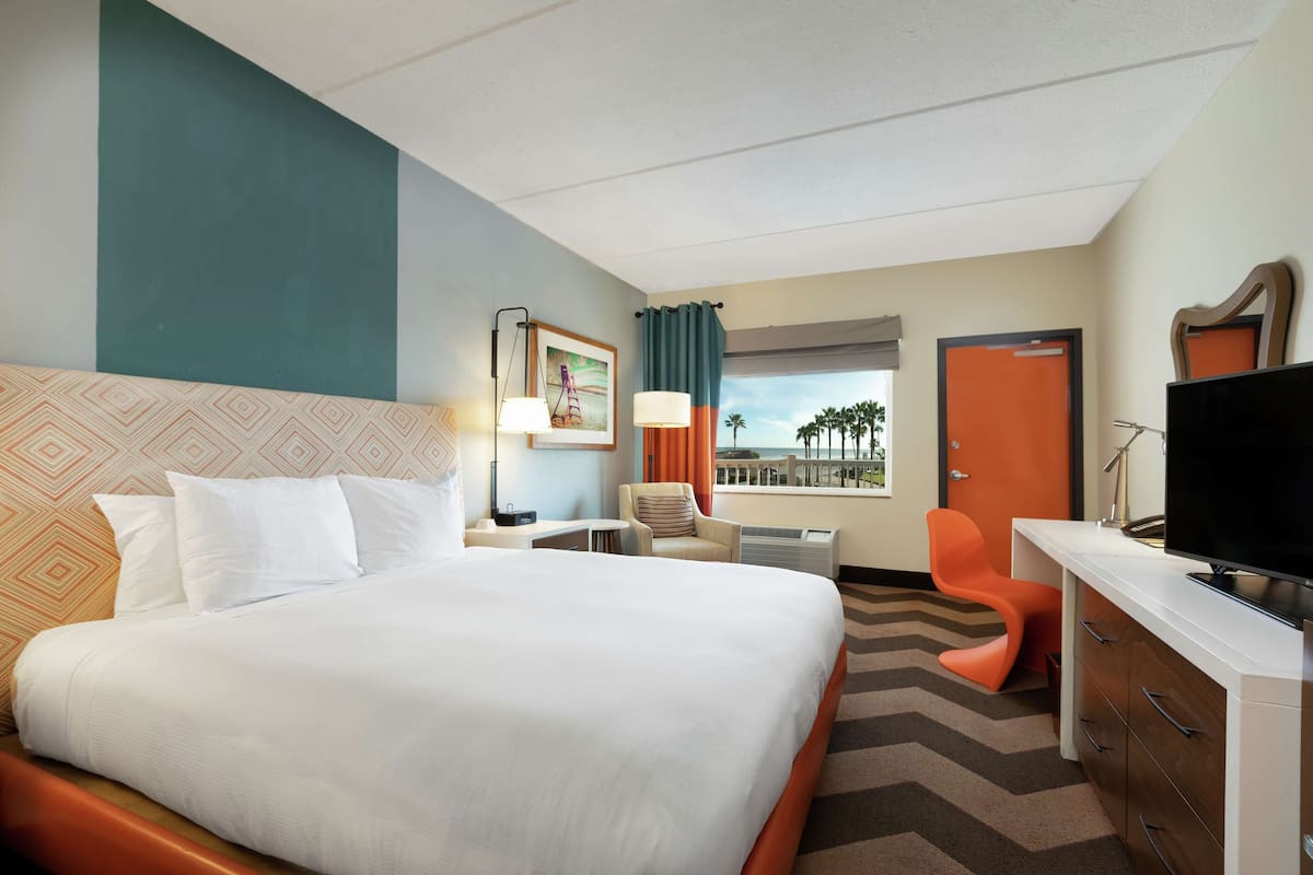 Premium Room, 1 Katil Raja (King), Balcony, Beach View | Peralatan tempat tidur premium, peti besi dalam bilik, meja