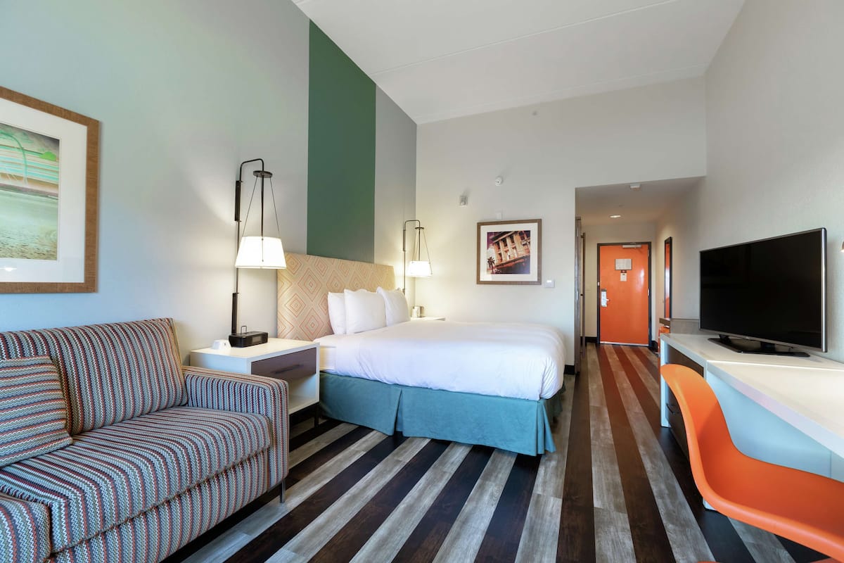 Room, 1 Katil Raja (King), Non Smoking | Peralatan tempat tidur premium, peti besi dalam bilik, meja