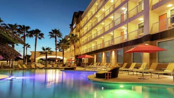 Outdoor pool, pool loungers