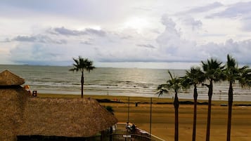 Una playa cerca, bar en la playa