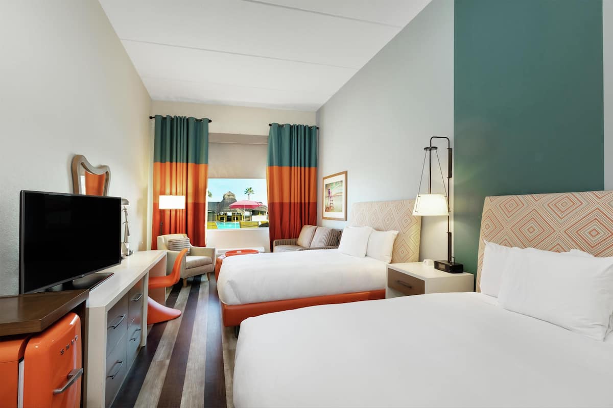 Habitación, 2 camas de matrimonio, no fumadores, vistas a la piscina | Ropa de cama de alta calidad, caja fuerte, escritorio