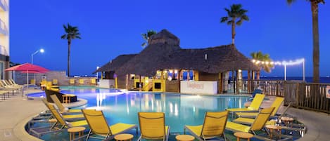 Piscine extérieure, chaises longues