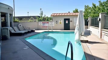 สระว่ายน้ำกลางแจ้ง