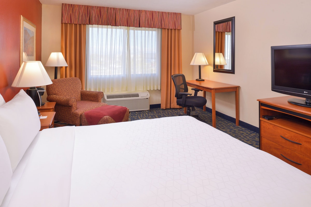 1 bedroom, premium bedding, pillow-top beds, desk
