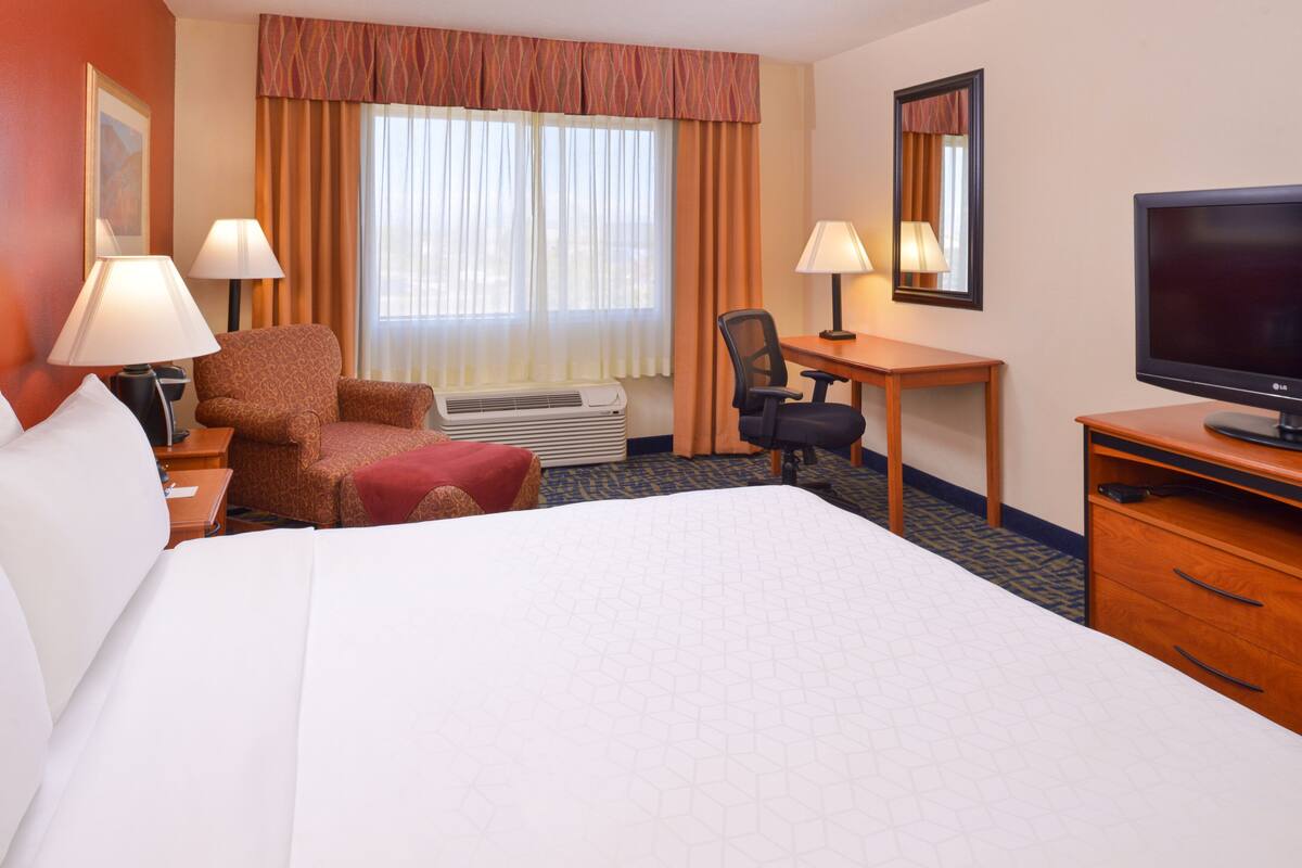 1 bedroom, premium bedding, pillow-top beds, desk