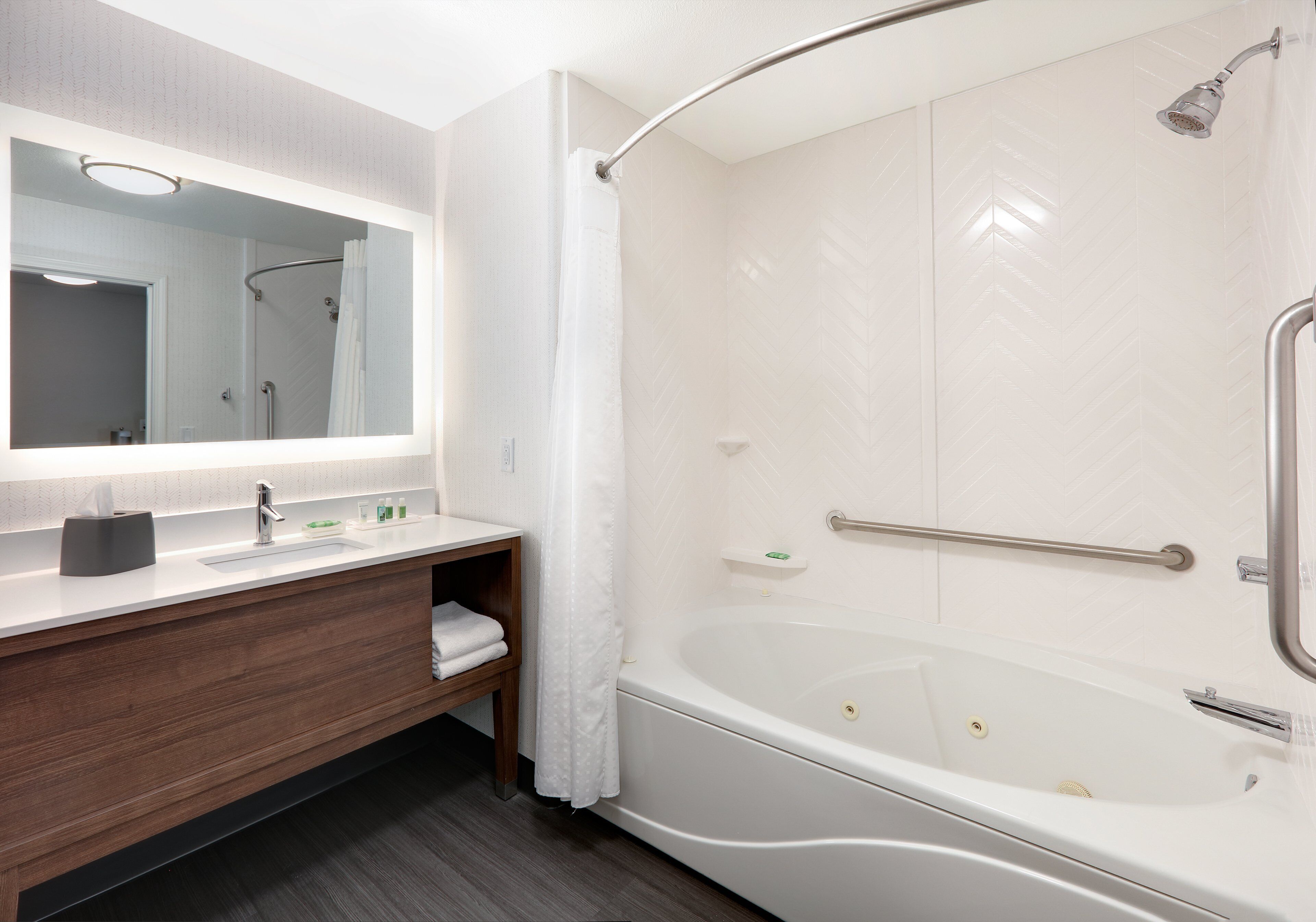 combined shower/bathtub, free toiletries, hair dryer, towels