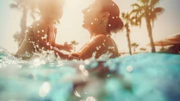 Piscina externa, funciona das 7h às 23h, espreguiçadeiras