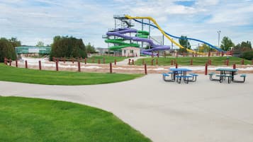 Un parc aquatique doté de nombreux toboggans et de tables de pique-nique.