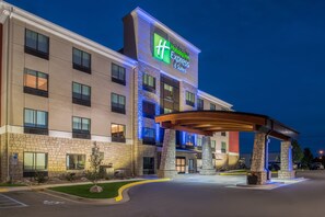 Exterior - Holiday Inn Express Hotel & Suites Bismarck by IHG (Bismarck)