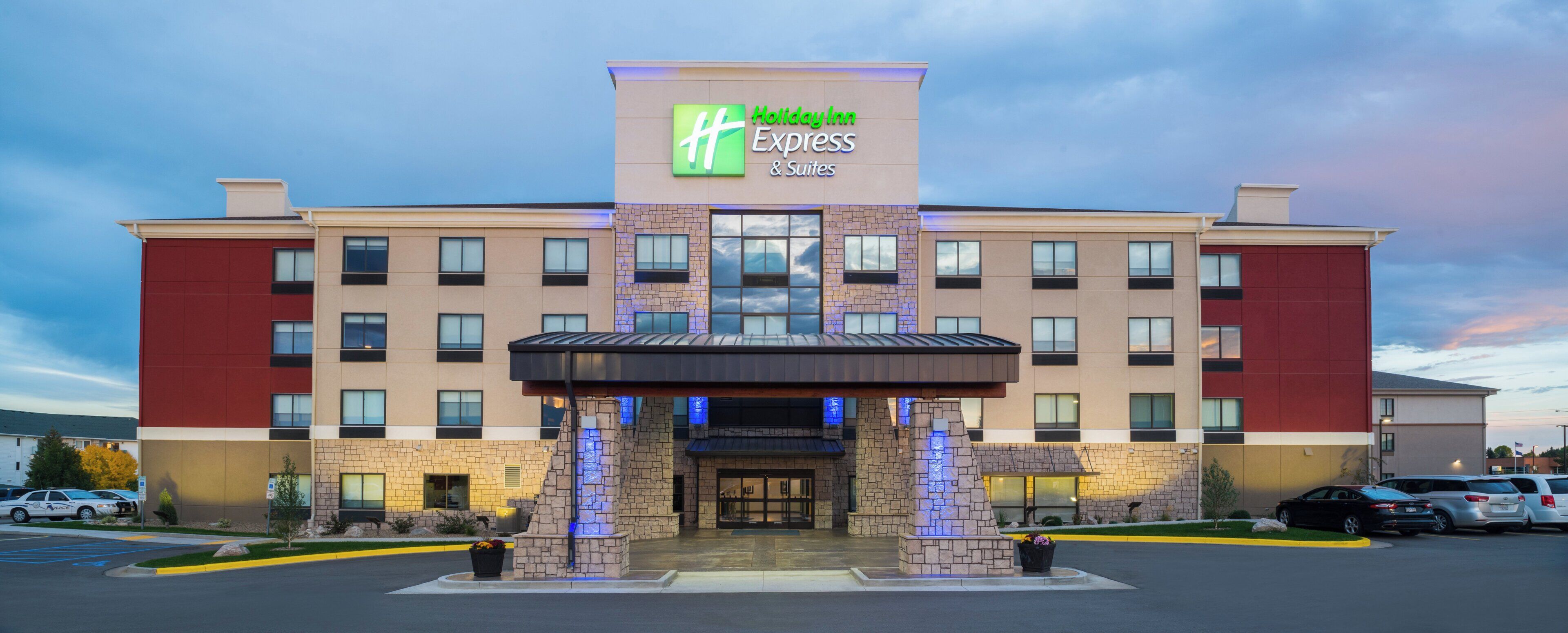 Un hôtel Holiday Inn Express & Suites avec une façade en briques, de nombreuses fenêtres et une entrée bien visible.