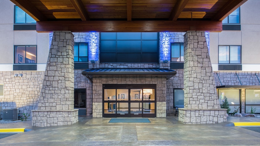 Holiday Inn Express Hotel & Suites Bismarck by IHG