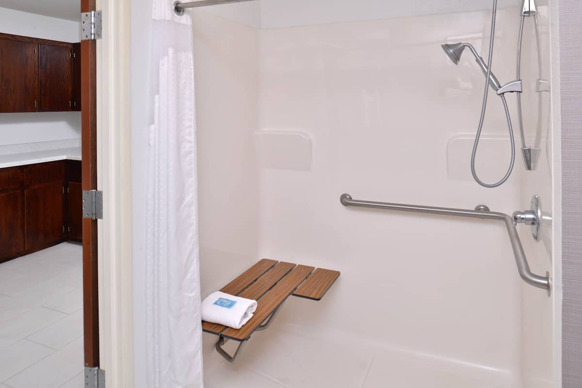 1 habitación, caja de seguridad en la habitación y escritorio