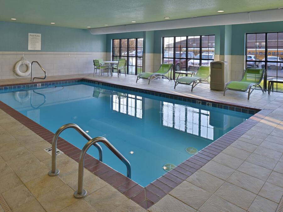 Indoor pool, sun loungers