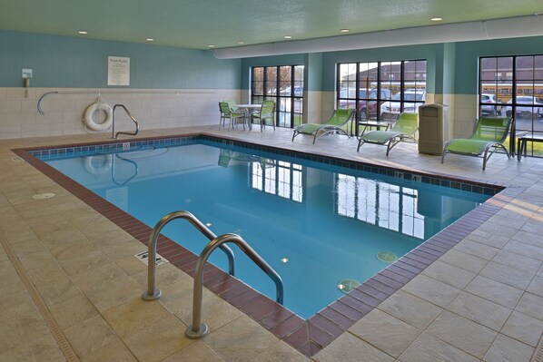 Innendørsbasseng og solsenger