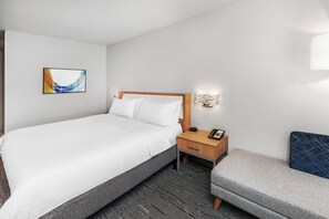 In-room safe, desk, iron/ironing board, cribs/infant beds - Holiday Inn Express & Suites Lonoke by IHG (Lonoke)