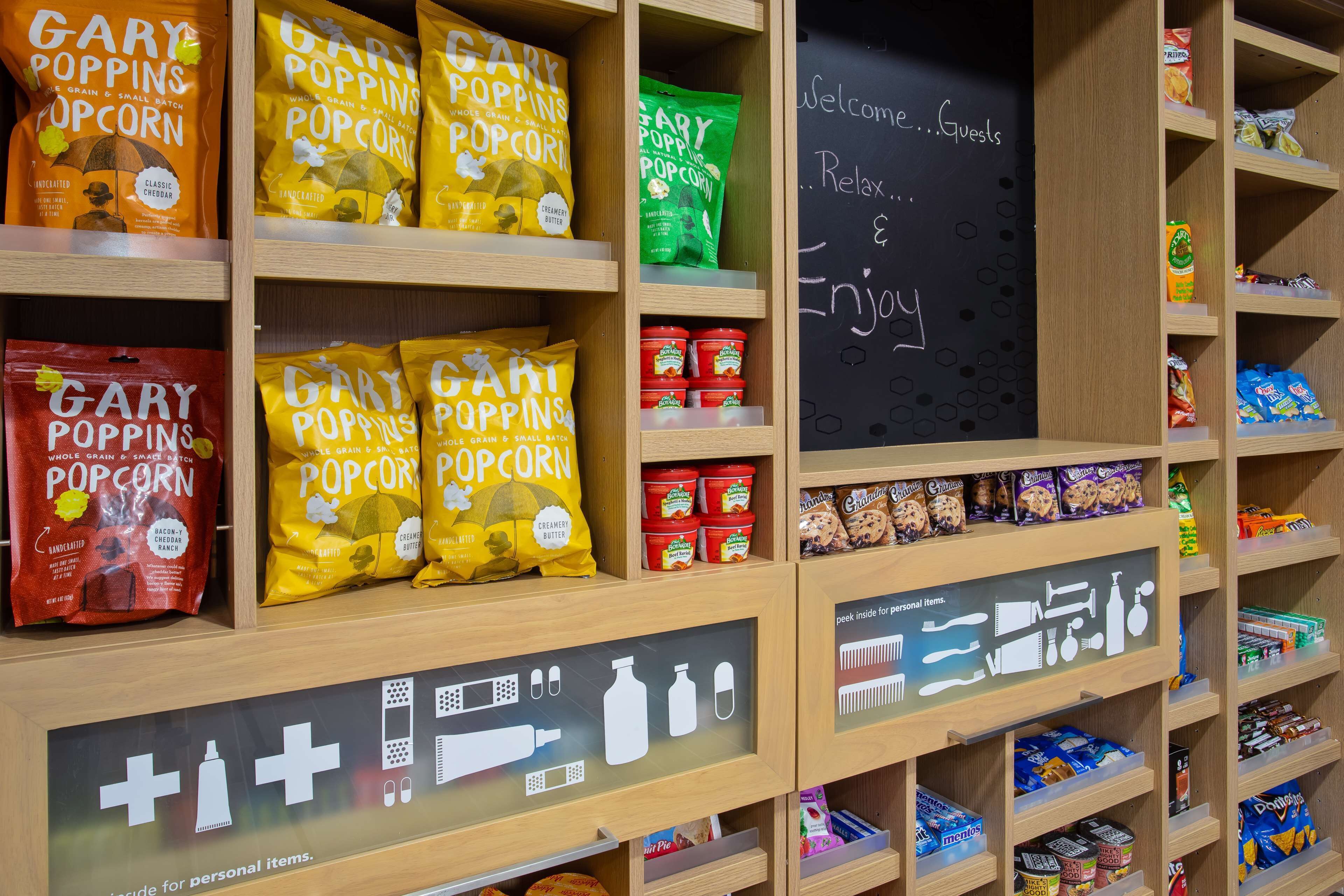 Una presentación de bocadillos con varias bolsas de palomitas y otros productos.