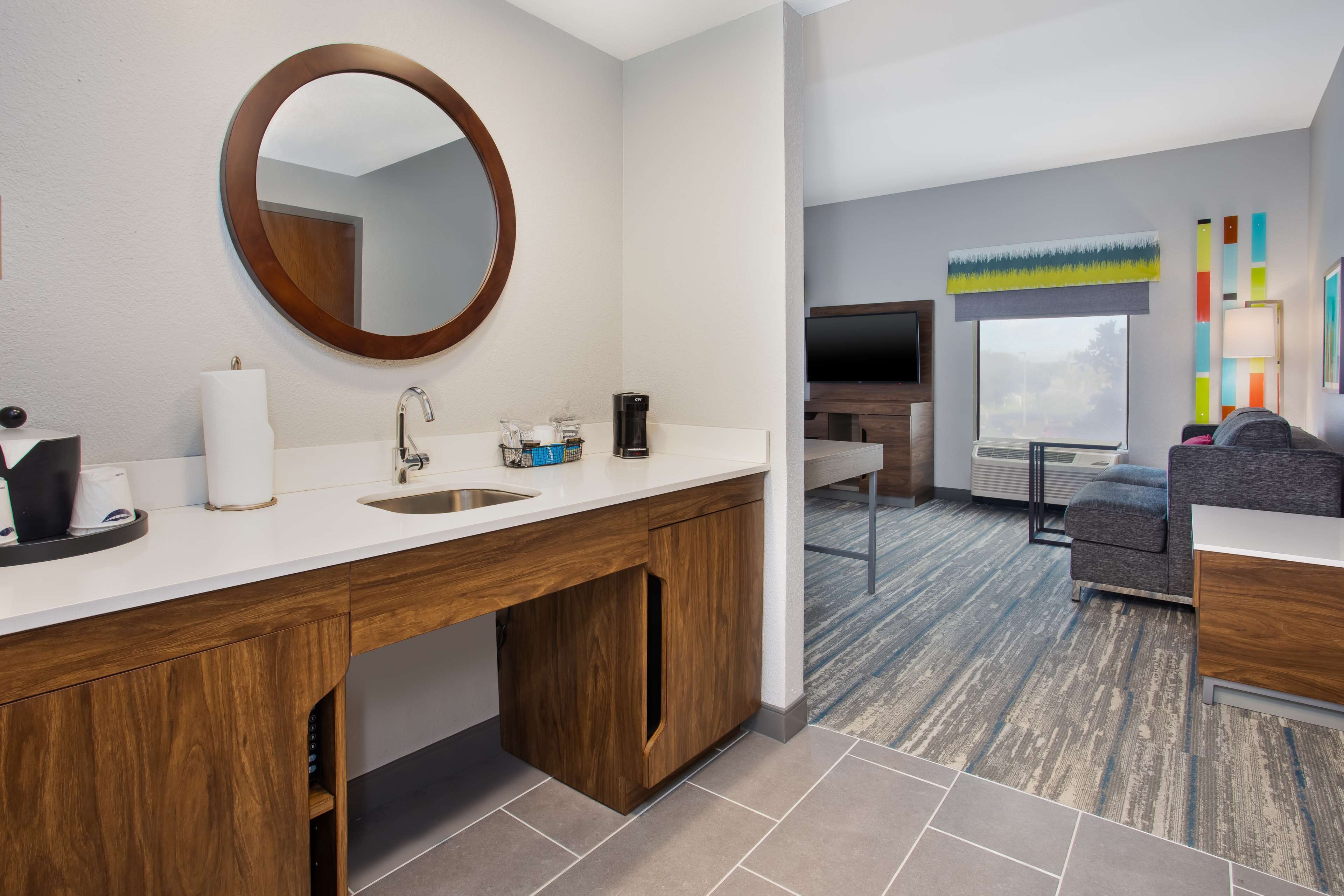 开间, 1 张特大床, 无障碍, 无烟房 | 高档床上用品、客房内保险箱、办公桌、熨斗/熨衣板