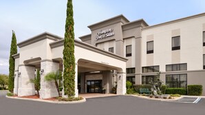 A Hampton Inn & Suites building with a modern facade, clear signage, and a landscaped entrance area. - Hampton Inn & Suites Lady Lake/The Villages (Lady Lake)