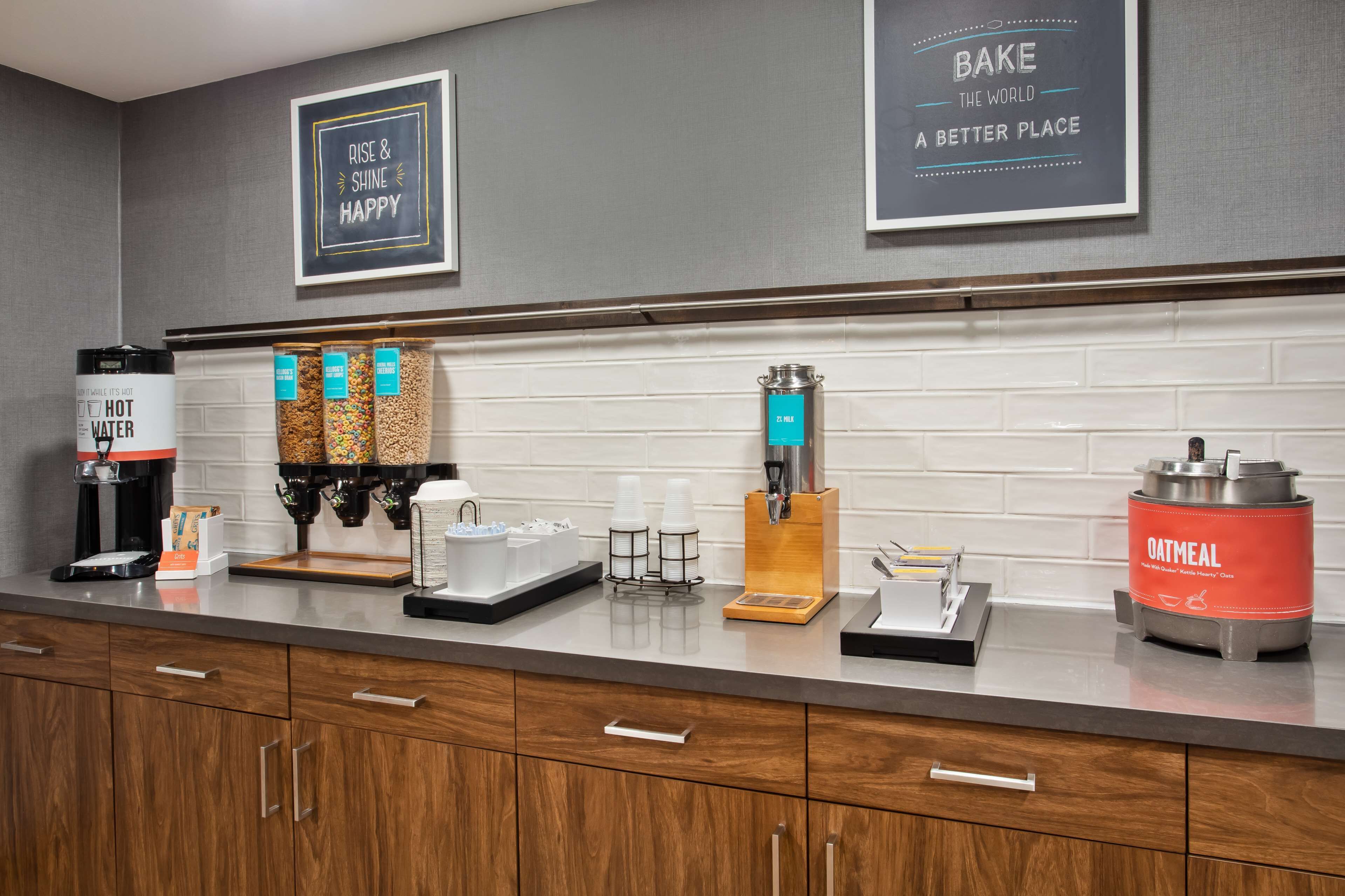 Et moderne køkken med kaffestation, vanddispenser og kaffemaskine.